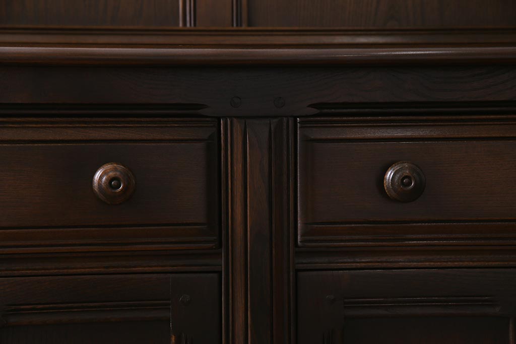 ヴィンテージ家具　イギリスビンテージ　ERCOL(アーコール)　Old Colonial(オールドコロニアル)　ニレ材　気品と風格が漂うカップボード(食器棚、飾り棚)(R-037854)