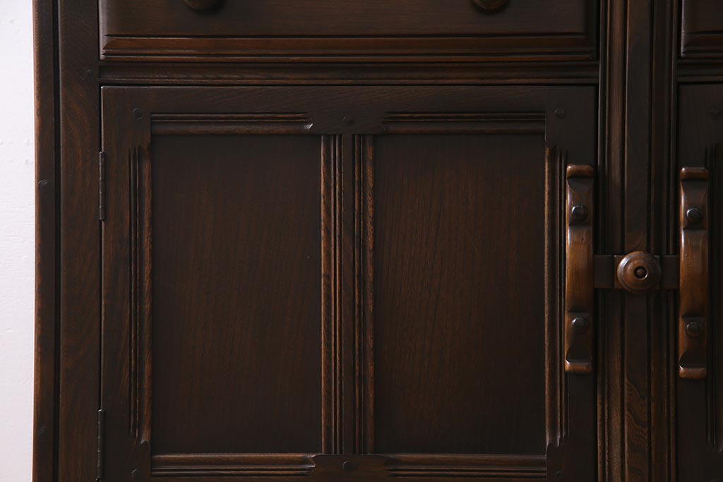 ヴィンテージ家具　イギリスビンテージ　ERCOL(アーコール)　Old Colonial(オールドコロニアル)　ニレ材　気品と風格が漂うカップボード(食器棚、飾り棚)(R-037854)