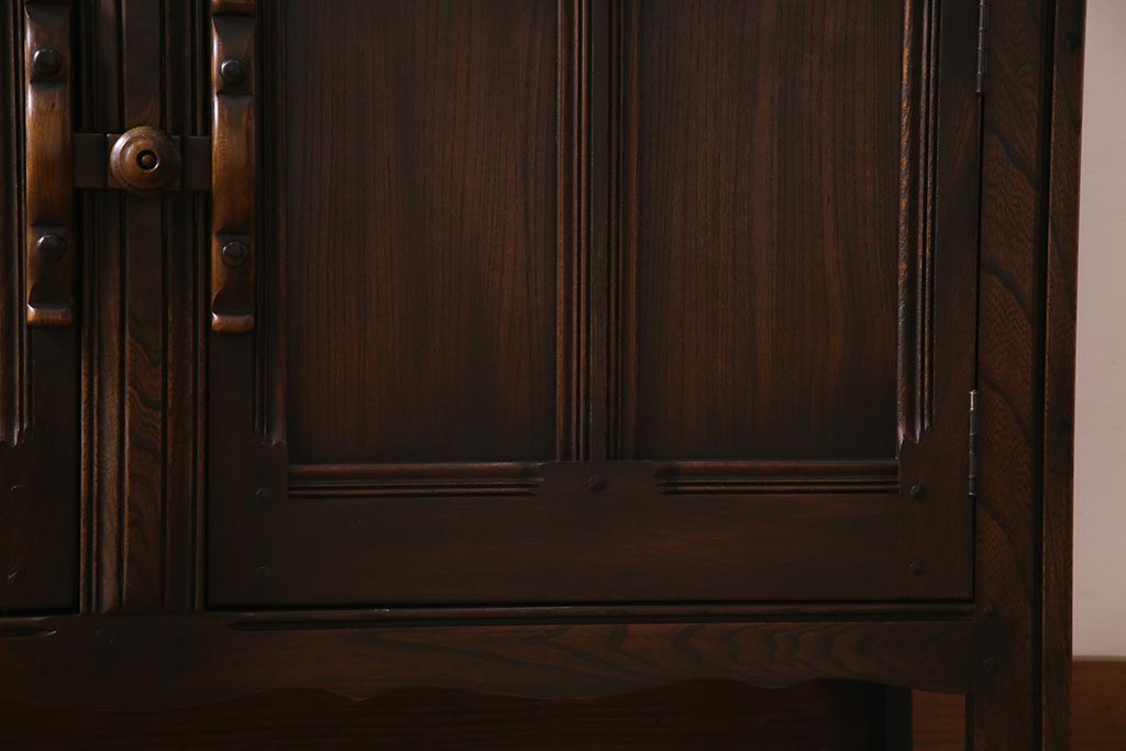 ヴィンテージ家具　イギリスビンテージ　ERCOL(アーコール)　Old Colonial(オールドコロニアル)　ニレ材　気品と風格が漂うカップボード(食器棚、飾り棚)(R-037854)