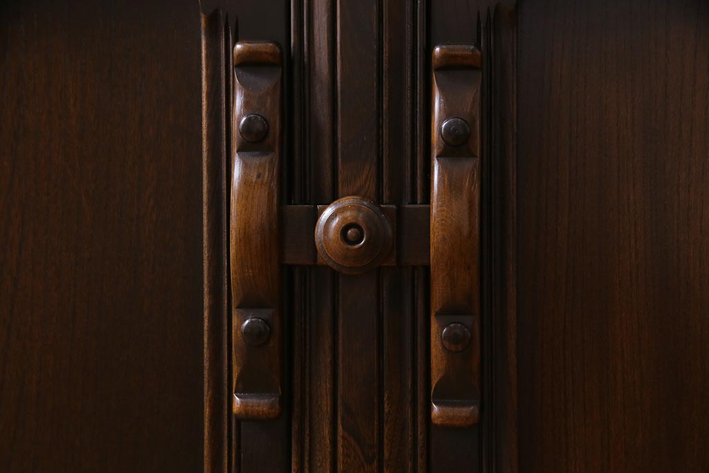 ヴィンテージ家具　イギリスビンテージ　ERCOL(アーコール)　Old Colonial(オールドコロニアル)　ニレ材　気品と風格が漂うカップボード(食器棚、飾り棚)(R-037854)