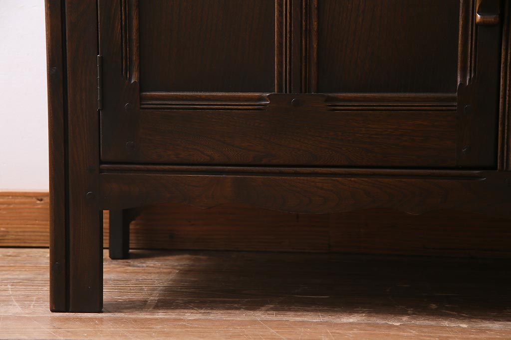 ヴィンテージ家具　イギリスビンテージ　ERCOL(アーコール)　Old Colonial(オールドコロニアル)　ニレ材　気品と風格が漂うカップボード(食器棚、飾り棚)(R-037854)