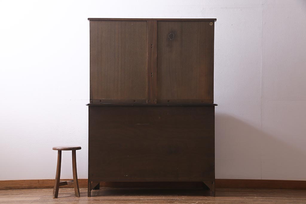 ヴィンテージ家具　イギリスビンテージ　ERCOL(アーコール)　Old Colonial(オールドコロニアル)　ニレ材　気品と風格が漂うカップボード(食器棚、飾り棚)(R-037854)