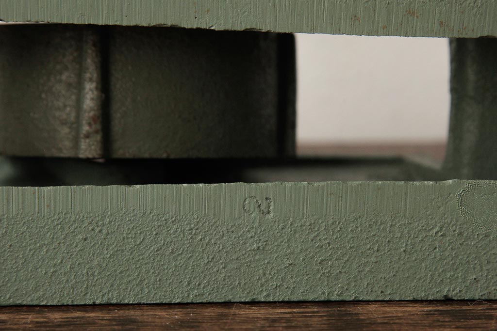 アンティーク雑貨　ニチバン　鋳造　重厚な佇まいが格好いいテープカッター(R-037863)