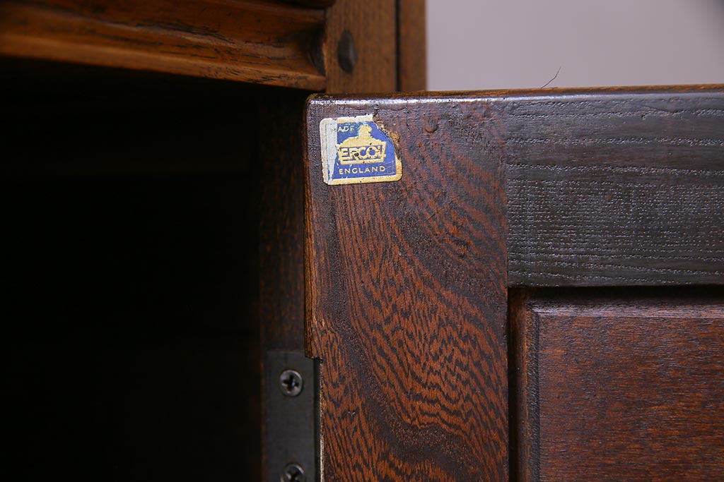 ヴィンテージ家具　イギリスビンテージ　ERCOL(アーコール)　old colonial(オールドコロニアル)　彫りの装飾が目を引くクラシカルなサイドボード(収納棚、キャビネット)(R-037901)