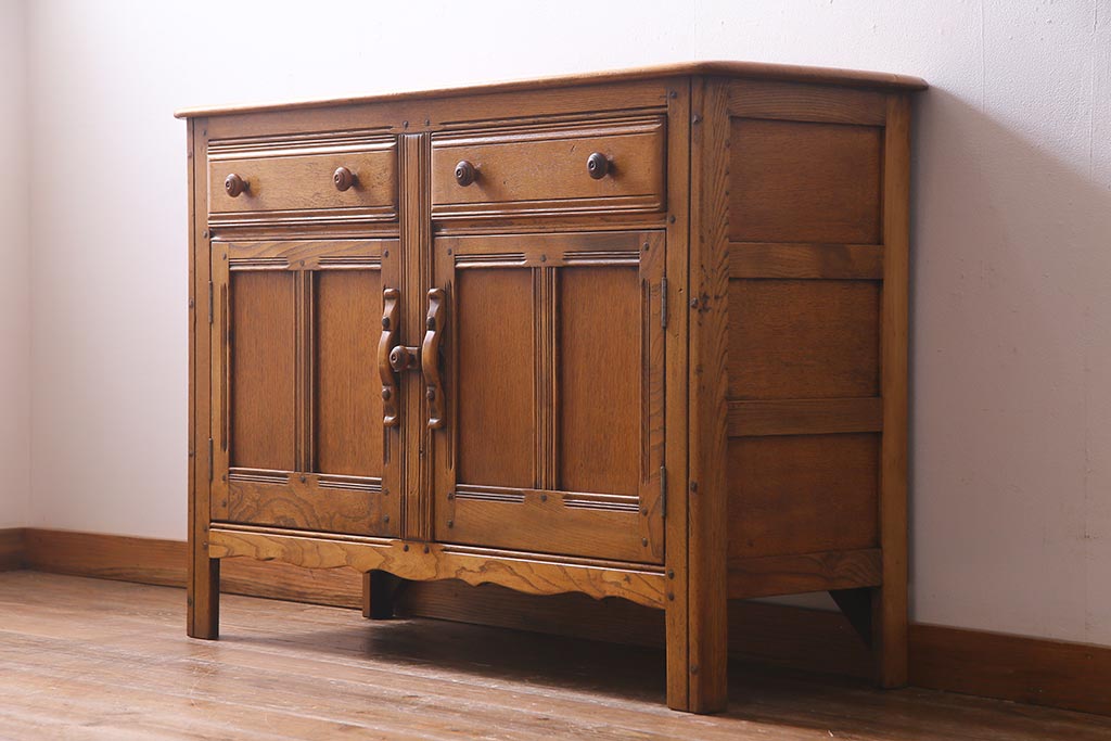 ヴィンテージ家具　イギリスビンテージ　ERCOL(アーコール)　old colonial(オールドコロニアル)　彫りの装飾が目を引くクラシカルなサイドボード(収納棚、キャビネット)(R-037901)