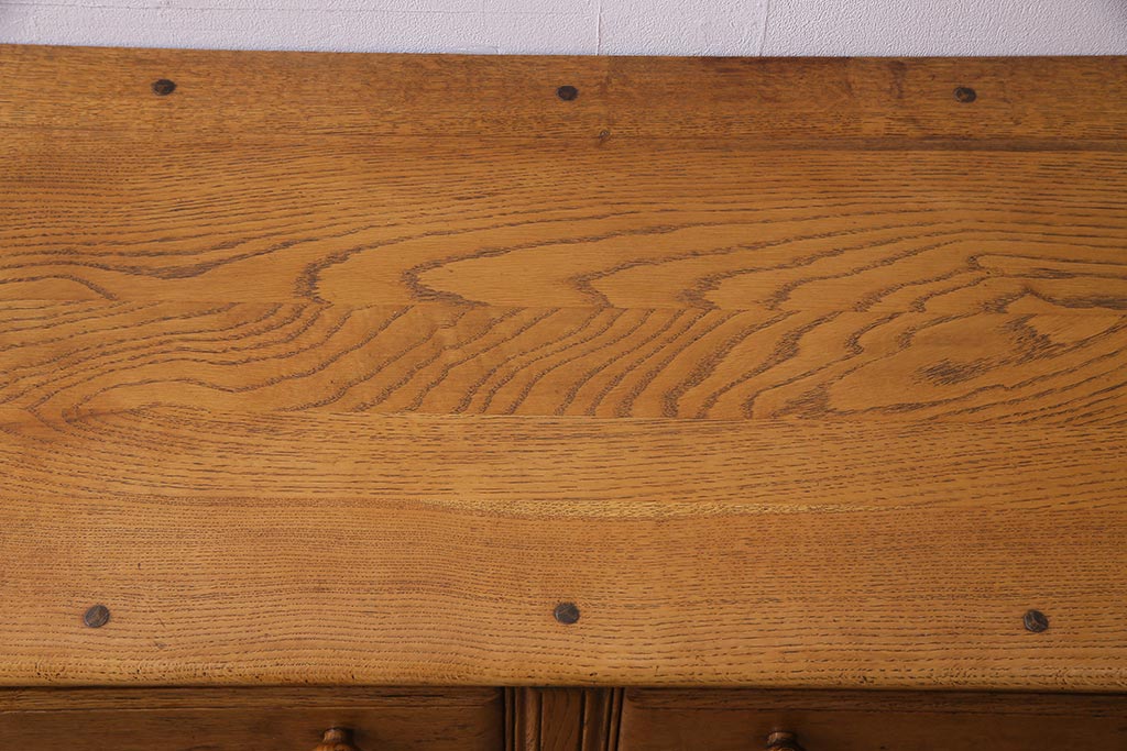 ヴィンテージ家具　イギリスビンテージ　ERCOL(アーコール)　old colonial(オールドコロニアル)　彫りの装飾が目を引くクラシカルなサイドボード(収納棚、キャビネット)(R-037901)