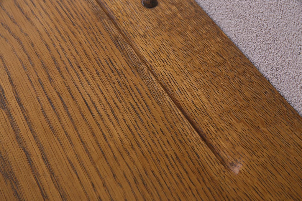 ヴィンテージ家具　イギリスビンテージ　ERCOL(アーコール)　old colonial(オールドコロニアル)　彫りの装飾が目を引くクラシカルなサイドボード(収納棚、キャビネット)(R-037901)