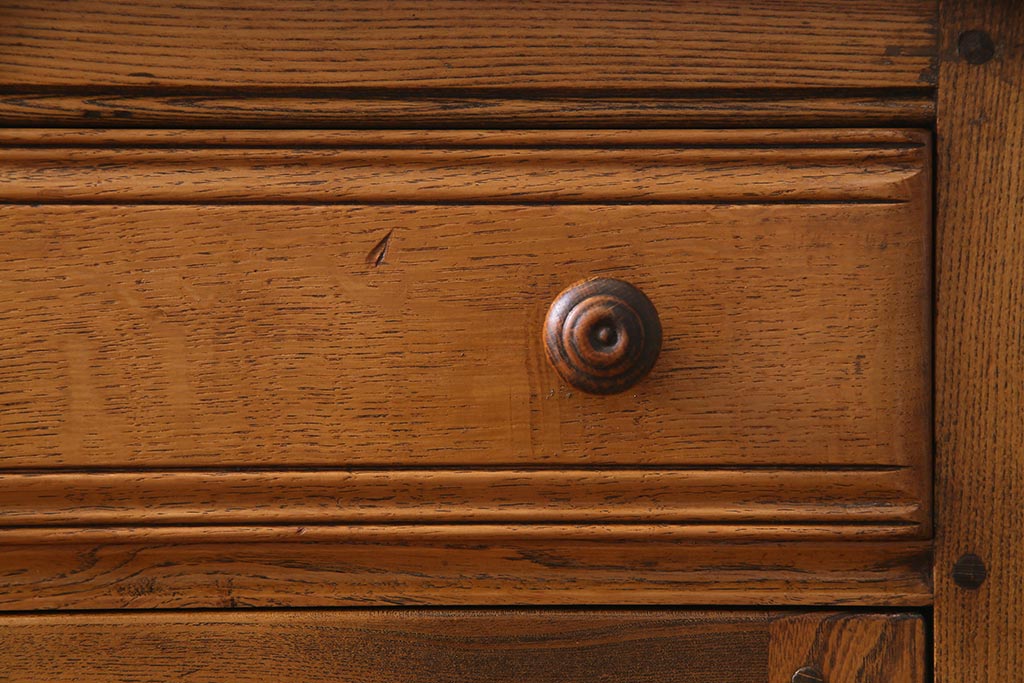 ヴィンテージ家具　イギリスビンテージ　ERCOL(アーコール)　old colonial(オールドコロニアル)　彫りの装飾が目を引くクラシカルなサイドボード(収納棚、キャビネット)(R-037901)