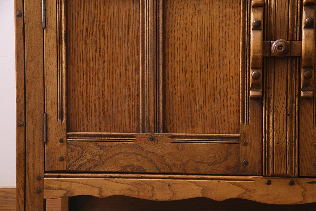 ヴィンテージ家具　イギリスビンテージ　ERCOL(アーコール)　old colonial(オールドコロニアル)　彫りの装飾が目を引くクラシカルなサイドボード(収納棚、キャビネット)(R-037901)