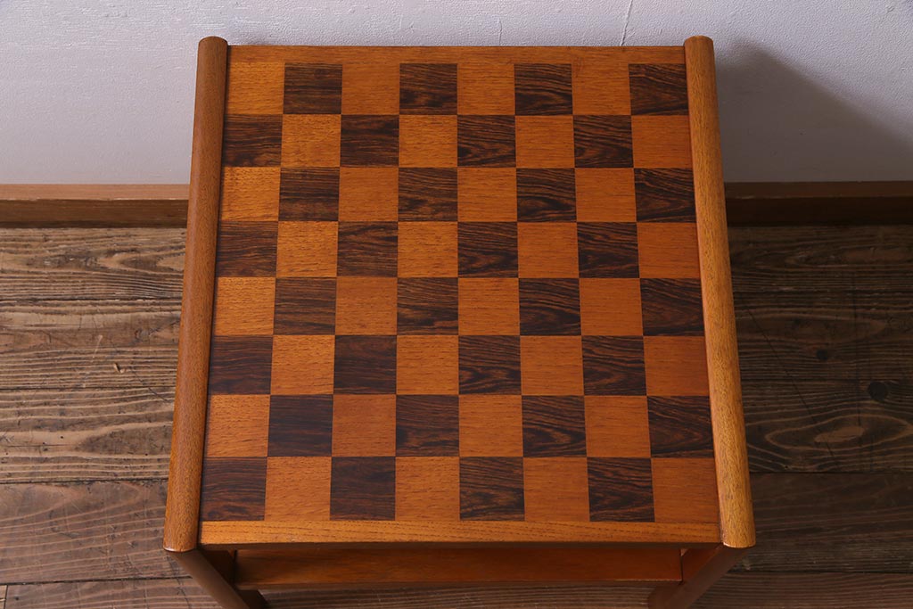 ヴィンテージ家具　A.H McINTOSH(マッキントッシュ)　チーク材　チェッカー柄のコーヒーテーブル(カフェテーブル、サイドテーブル、ビンテージ)(R-037903)