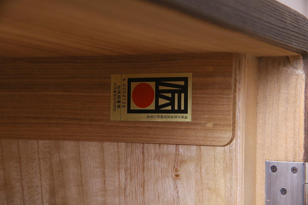 中古　伝統工芸品　田澤謙介作　隠し付き　梅の意匠金具がアクセントになった加茂総桐箪笥(総桐たんす、洋服タンス、衣装タンス)(定価約120万円)(R-037904)