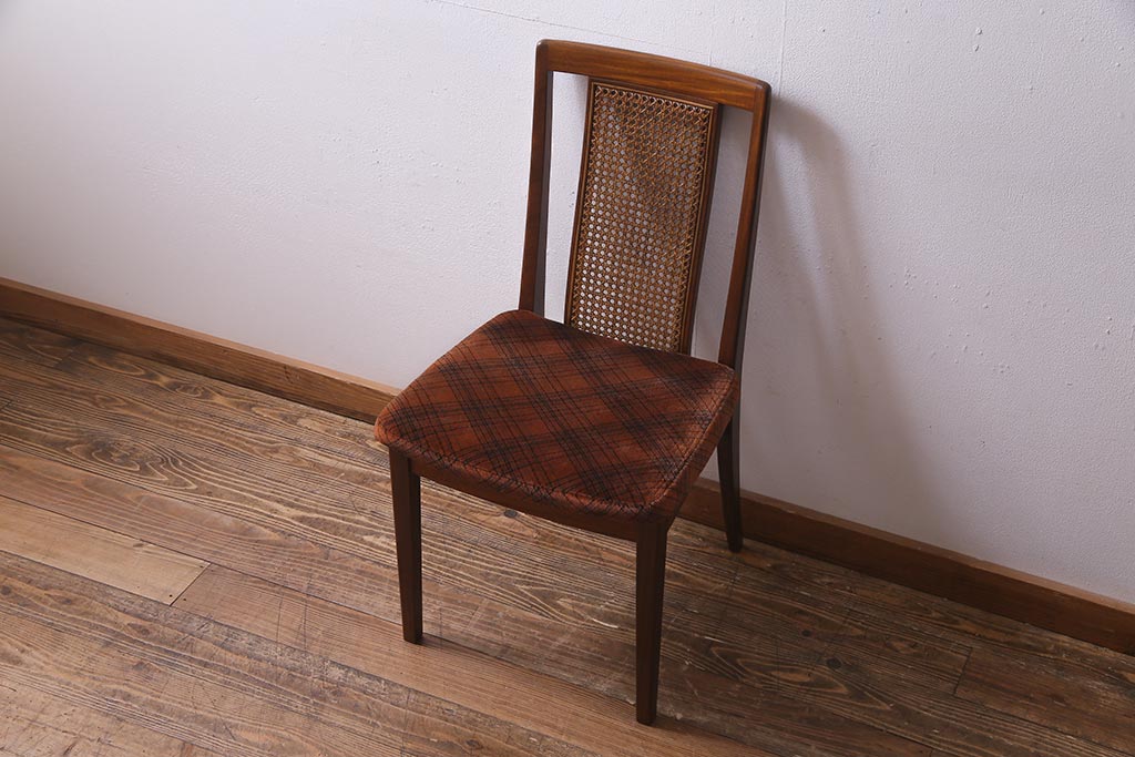 ヴィンテージ家具　北欧ビンテージ　G-PLAN(ジープラン)　メッシュバックの素材感がアクセントのダイニングチェア(椅子)(R-037909)