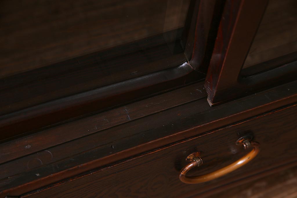 アンティーク家具　和製アンティーク　鉄脚付リメイク　銅金具がモダンな印象のリビングボード(ローボード、戸棚、収納棚)(R-037915)