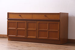ヴィンテージ家具　北欧ビンテージ　スクエアのデザインが目を引くサイドボード(収納棚、戸棚)(R-037916)