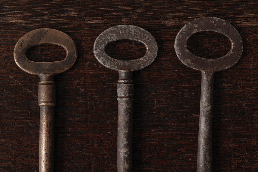 アンティーク雑貨　イギリスアンティーク　味のある風合いが魅力の古いキー3本セット(鍵、カギ)(R-037931)