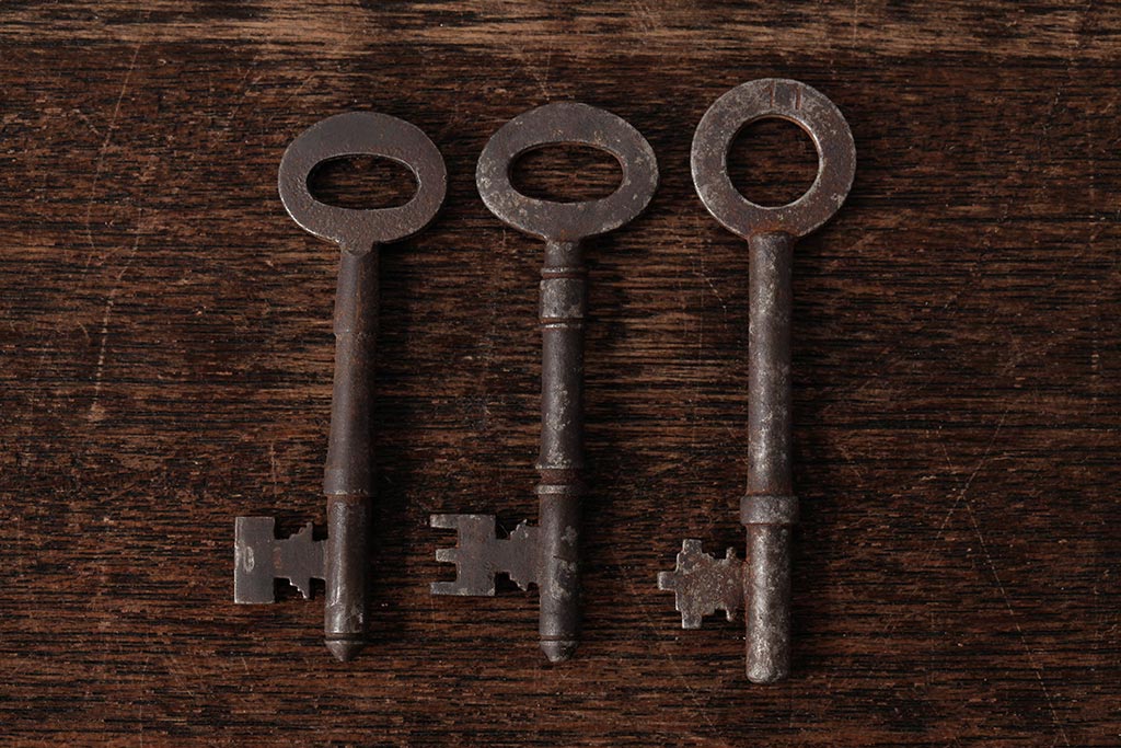 アンティーク雑貨　イギリスアンティーク　味のある風合いが魅力の古いキー3本セット(鍵、カギ)(R-037934)