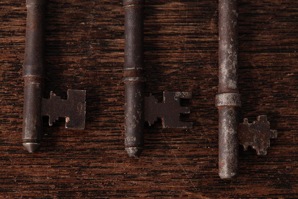 アンティーク雑貨　イギリスアンティーク　味のある風合いが魅力の古いキー3本セット(鍵、カギ)(R-037934)