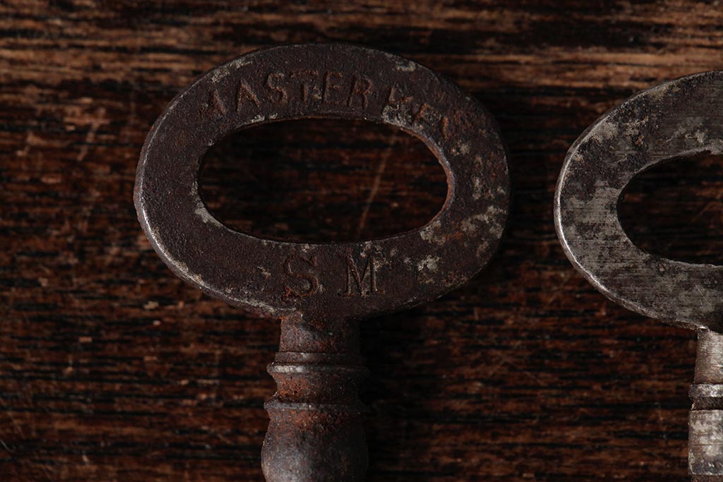 アンティーク雑貨　イギリスアンティーク　味のある風合いが魅力の古いキー3本セット(鍵、カギ)(R-037935)