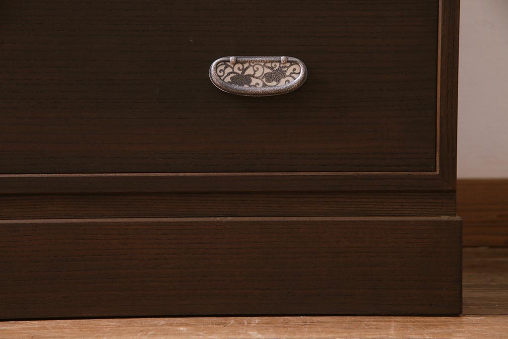 中古　国産　高級品　総桐材　桐紋様金具　しっとりとした佇まいが品のある重ね桐箪笥(和タンス、衣装箪笥、衣装盆付き、桐たんす)(R-037939)