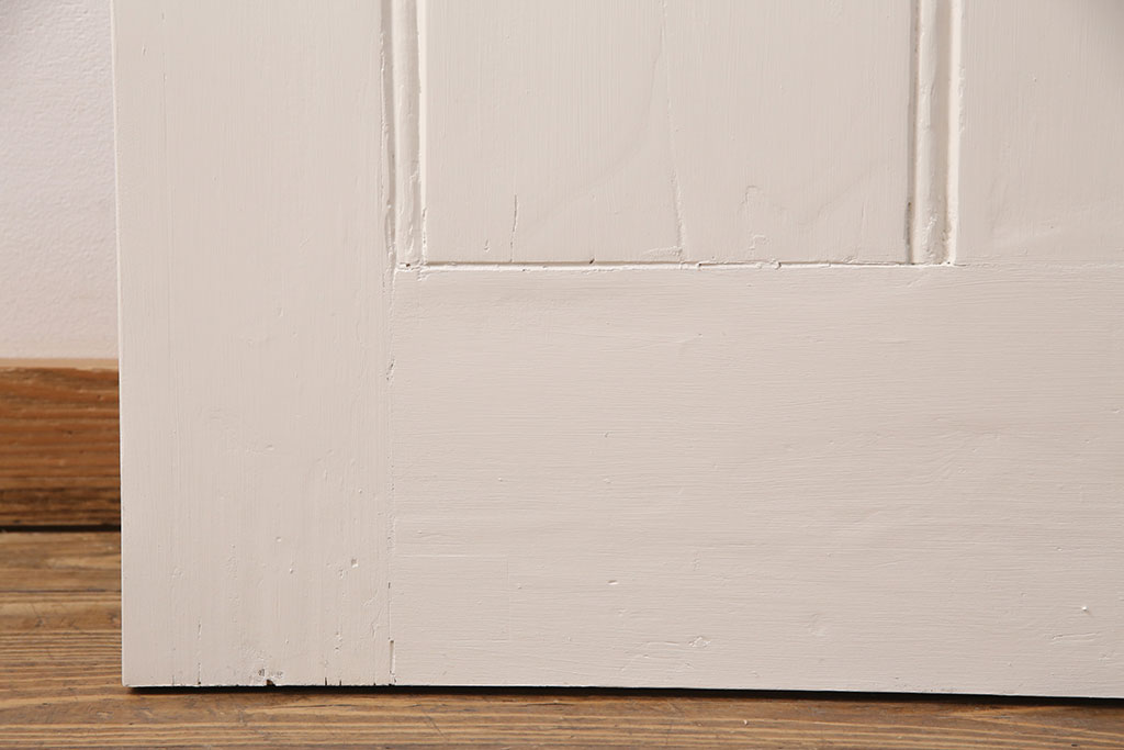 【セミオーダー家具実例】木製ドアに高品質リペアを施しました。高さと幅をご要望サイズにリサイズ  し、右勝手の内開き仕様で、黒の本締錠を取り付け。ルームナンバーと雨避けは取り外しまし  た。アンティークホワイトのベタ塗りで仕上げ、アンティークの雰囲気をそのままに!(扉、建具)