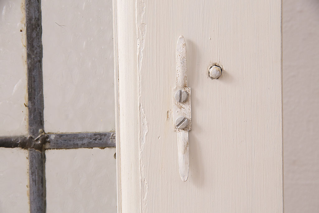 【セミオーダー家具実例】イギリスアンティークの木製ドアに高品質リペアを施し、ご希望のサイズにリサイズしました。両面をアンティークホワイトのエイジング加工にて塗装、要望各所の金具も綺麗に塗装、修理しました。(玄関戸、建具)