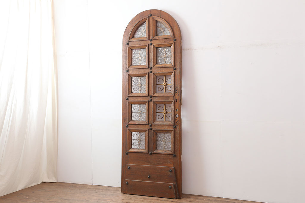 ヴィンテージ建具　フランスビンテージ　アーチ型　アイアングリルが目を引くオーク材製のドア(面格子、扉)(R-037954)