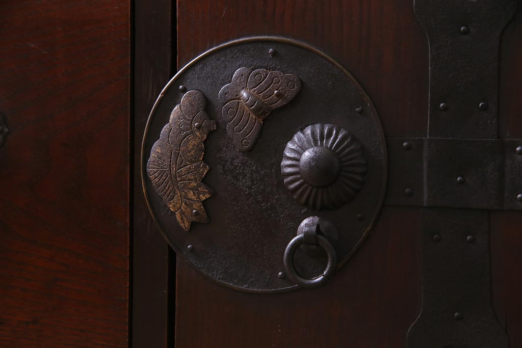 アンティーク家具　昭和初期　前面ケヤキ材　漆塗り　味わい深い佇まいがおしゃれな鉄脚付きローボード(ローチェスト、引き出し、衣装箪笥、テレビ台)(R-037966)