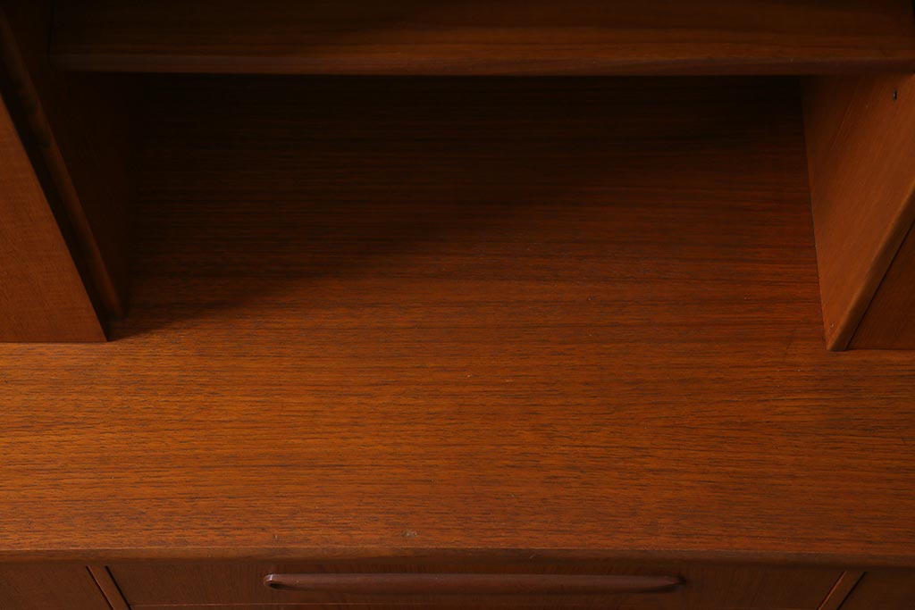 ヴィンテージ家具　チーク材　北欧家具ならではの温かみが魅力的なサイドボード(収納棚、カップボード、リビングボード、ビンテージ)(R-037986)