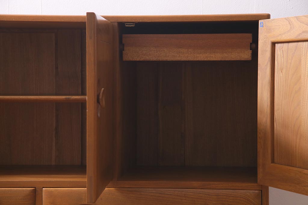 ヴィンテージ家具　イギリスビンテージ　楡材　ERCOL(アーコール)　温もり溢れるキャスター付きサイドボード(収納棚、キャビネット)(R-037991)