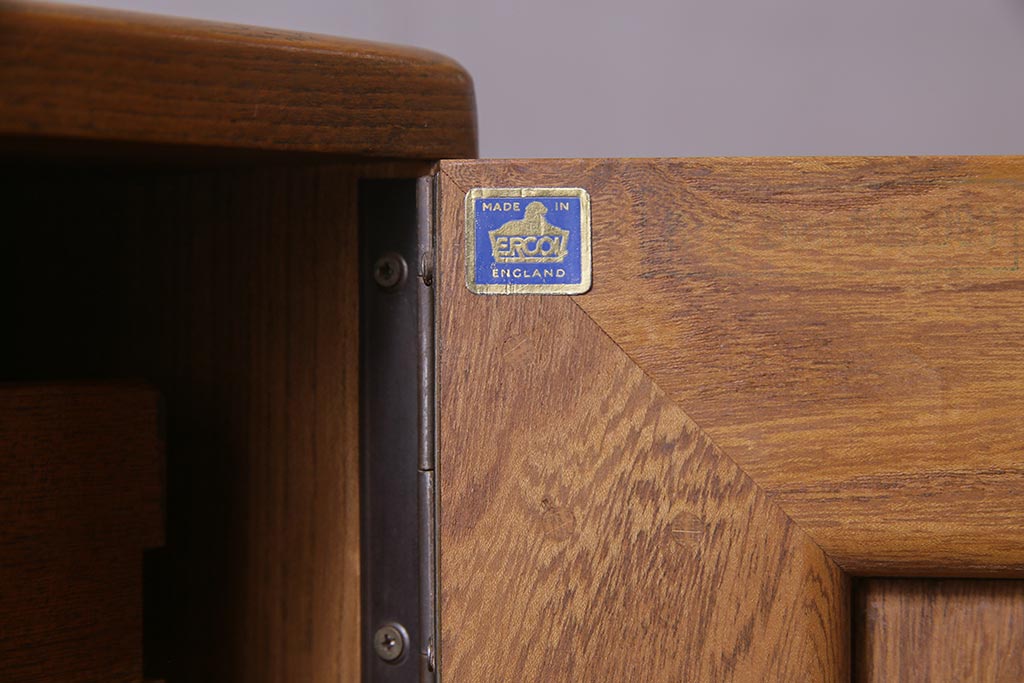 ヴィンテージ家具　イギリスビンテージ　楡材　ERCOL(アーコール)　温もり溢れるキャスター付きサイドボード(収納棚、キャビネット)(R-037991)