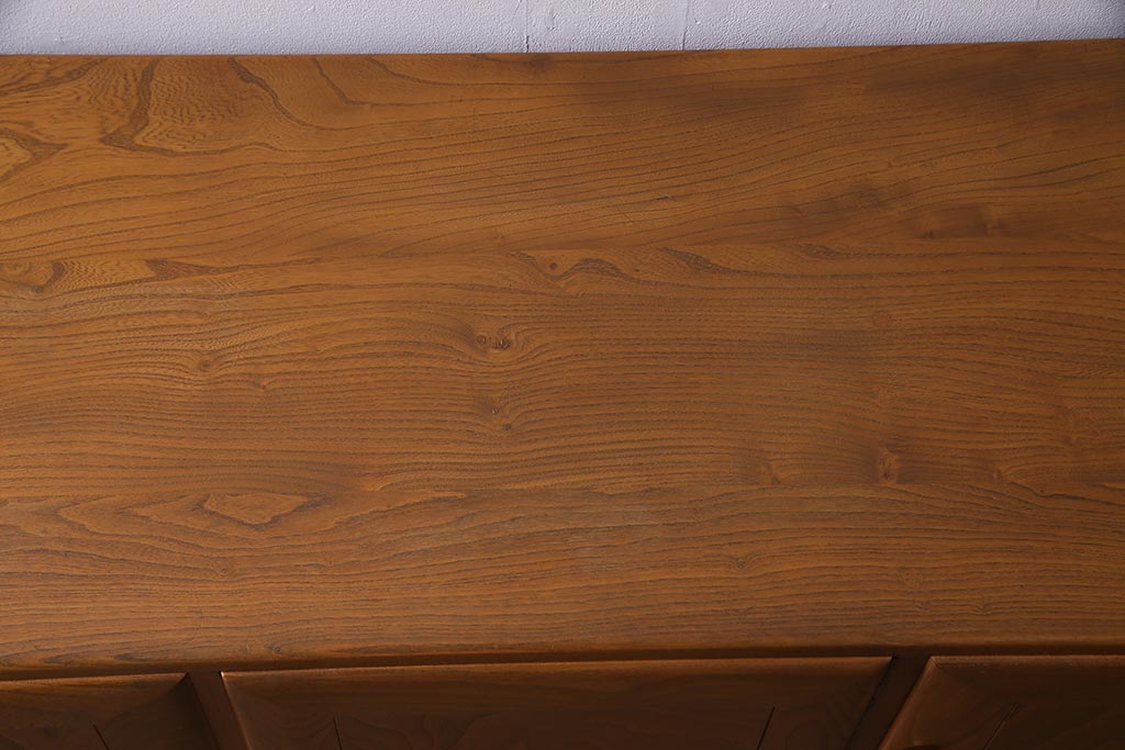 ヴィンテージ家具　イギリスビンテージ　楡材　ERCOL(アーコール)　温もり溢れるキャスター付きサイドボード(収納棚、キャビネット)(R-037991)