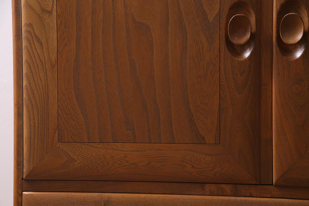 ヴィンテージ家具　イギリスビンテージ　楡材　ERCOL(アーコール)　温もり溢れるキャスター付きサイドボード(収納棚、キャビネット)(R-037991)