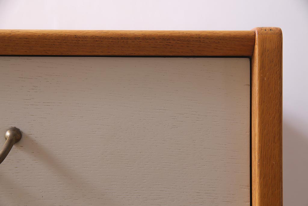 ヴィンテージ家具　G-PLAN(ジープラン)　オーク材　ホワイトカラーがアクセントになったチェスト(引き出し、ビンテージ)(R-037993)