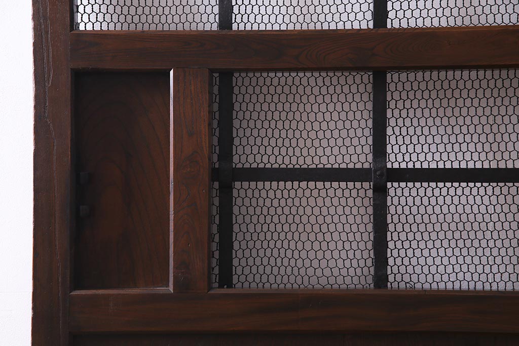 アンティーク建具　総ケヤキ材　亀甲金網　渋い和の空間づくりにおすすめな鉄格子付き蔵戸(引き戸、建具、玄関戸)(R-037995)