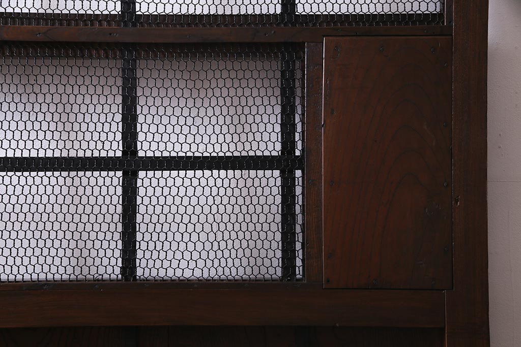 アンティーク建具　総ケヤキ材　亀甲金網　渋い和の空間づくりにおすすめな鉄格子付き蔵戸(引き戸、建具、玄関戸)(R-037995)