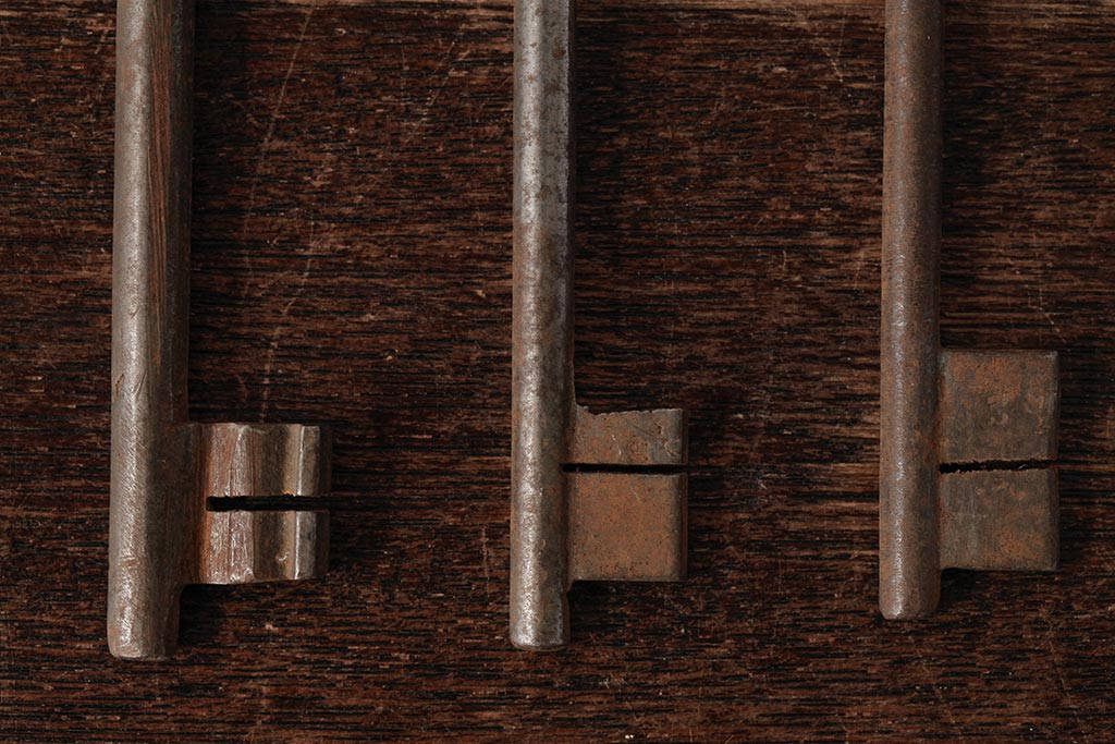 アンティーク雑貨　イギリスアンティーク　味のある風合いが魅力の古いキー3本セット(鍵、カギ)(R-038001)