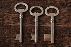 アンティーク雑貨　フランスアンティーク　ブロカントスタイルに合うシャビーなキー3本セット(鍵、カギ)(R-038003)
