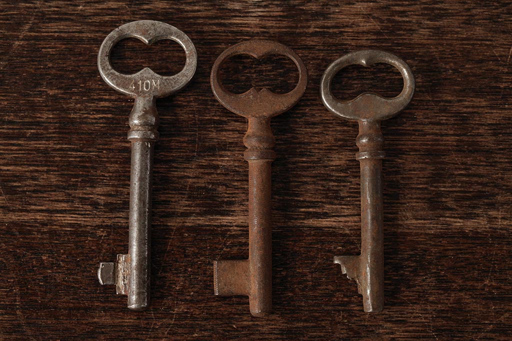 アンティーク雑貨　フランスアンティーク　ブロカントスタイルに合うシャビーなキー3本セット(鍵、カギ)(R-038005)