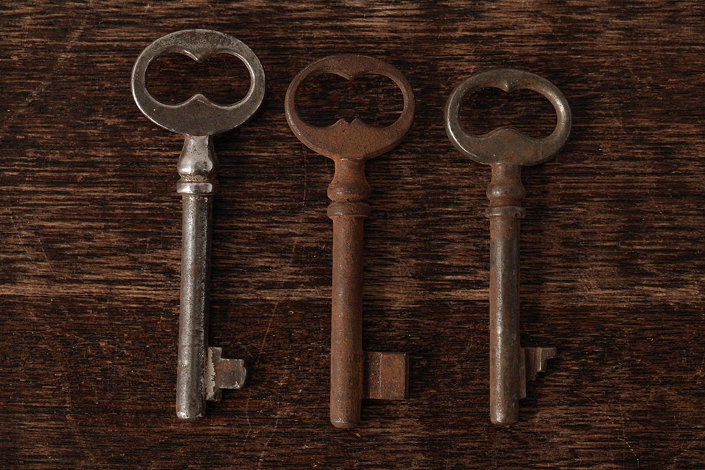 アンティーク雑貨　フランスアンティーク　ブロカントスタイルに合うシャビーなキー3本セット(鍵、カギ)(R-038005)