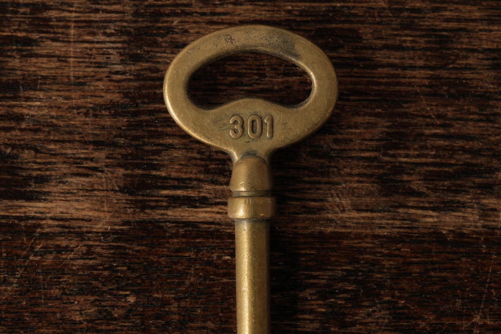 ヴィンテージ雑貨　フランスビンテージ　アンティークゴールドがおしゃれなキー(鍵、カギ)(R-038016)