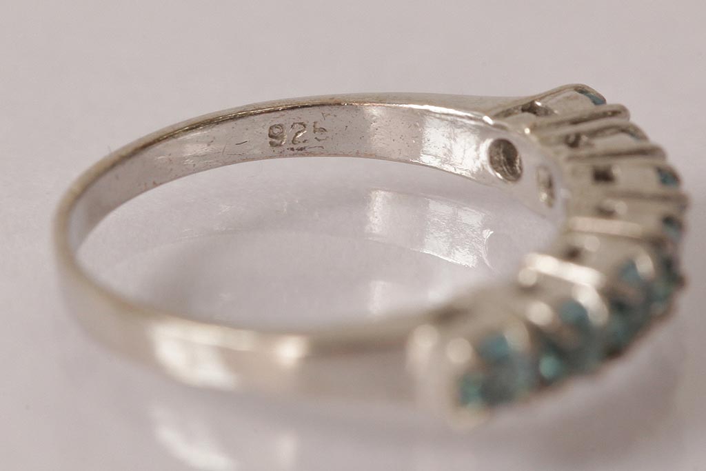 アンティーク雑貨　イギリスビンテージ　シルバー　ブルートパーズが並んだエレガントなリング(指輪、アクセサリー)(R-038039)