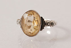 アンティーク雑貨　イギリスビンテージ　淡いイエローガラスのシルバーリング(指輪、アクセサリー)(R-038040)
