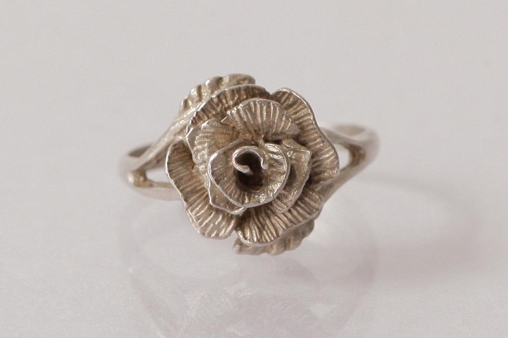 アンティーク雑貨　イギリスビンテージ　バラモチーフ　繊細なデザインが上品なシルバーリング(指輪、アクセサリー)(R-038043)