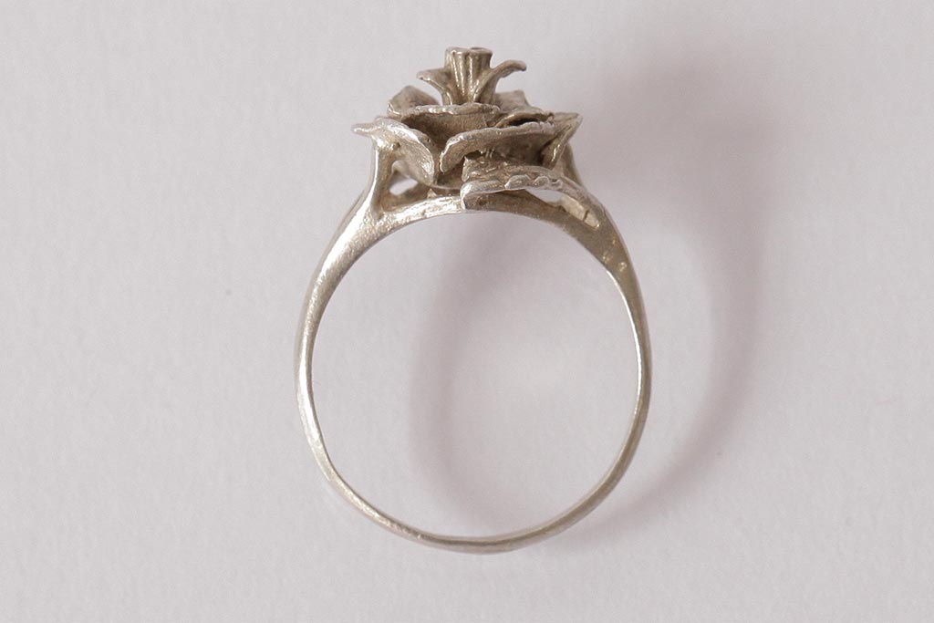 アンティーク雑貨　イギリスビンテージ　バラモチーフ　繊細なデザインが上品なシルバーリング(指輪、アクセサリー)(R-038043)