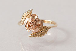 アンティーク雑貨　イギリス　9K　箱付き　バラモチーフの可憐なリング(指輪、アクセサリー)(R-038045)