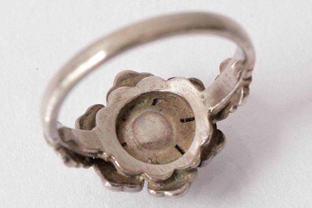 アンティーク雑貨　イギリスビンテージ　ミル打ち　フラワーモチーフのシルバーリング(指輪、アクセサリー)(R-038046)