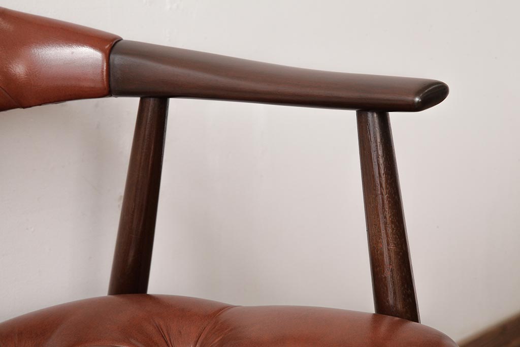 ビンテージ家具　和製　ボタン付きのレザーが格好いいアームチェア(チェア、椅子)(R-038125)