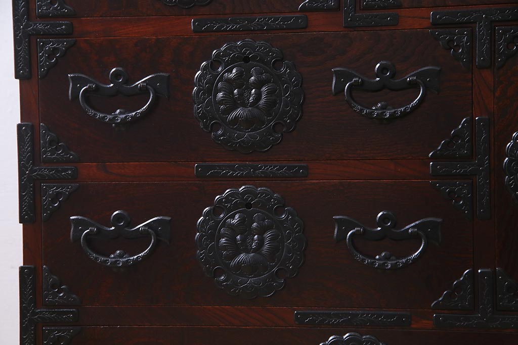 中古　伝統民芸家具　岩谷堂箪笥　厚みのある金具が威厳を放つ車箪笥(小箪笥、チェスト)(R-038134)