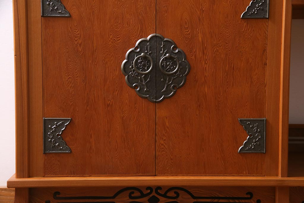 中古　国産　屋久杉　漆塗り　梅の意匠金具と透かし彫りがアクセントの茶棚(飾り棚、収納棚)(R-038149)