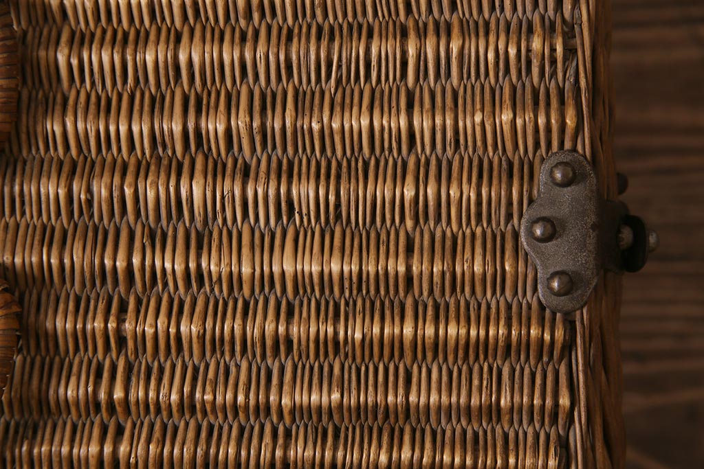 アンティーク雑貨　素朴な雰囲気のアンティークバスケット(カゴ・収納)(R-038195)